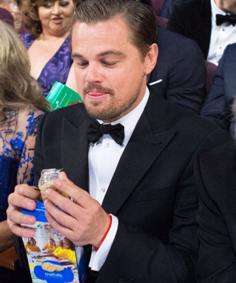 صور نجوم هوليوود في أوسكار 2016 يأكلون البسكويت ويتهافتون عليه بشكل جنوني..التفاصيل!